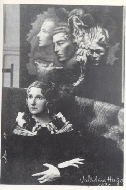 Valentine, devant son oeuvre, La Constellation Surréaliste, photographiée par Man Ray, en 1925.