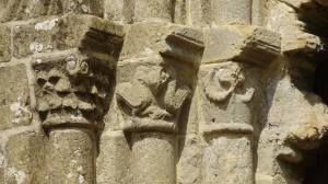 Les piliers de la façade et ses monstres romans.