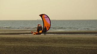 Jouer avec le vent, à la plage de Wissant...
