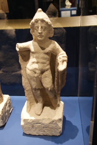Castor et Pollux, les Dioscures, retrouvés à Boulogne-sur-mer, IIème ou IIIème siècle, calcaire de Marquise, musée de Boulogne-sur-mer