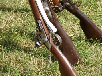 Platines de fusils modèle An XII en faisceau.